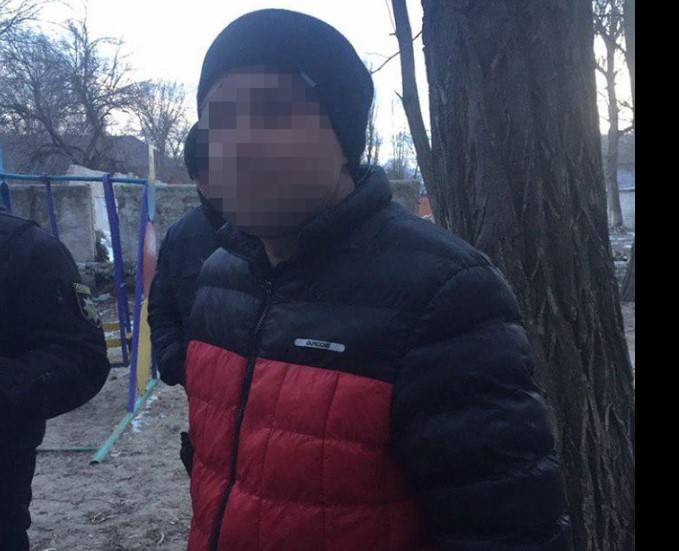 Патрулируя улицу Танкистов в Северодонецке, внимание инспекторов привлекли два гражданина, которые заметно нервничали и пытались что-то скрыть.