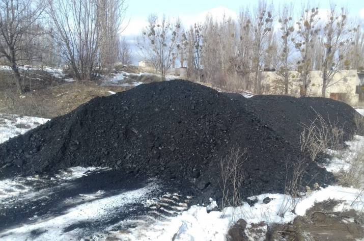Установлена группа лиц, которые с июня 2017 года на открытом участке местности, расположенном по ул. Центральная с. Нижнее Попаснянского района, организовали работу по незаконной добыче полезных ископ