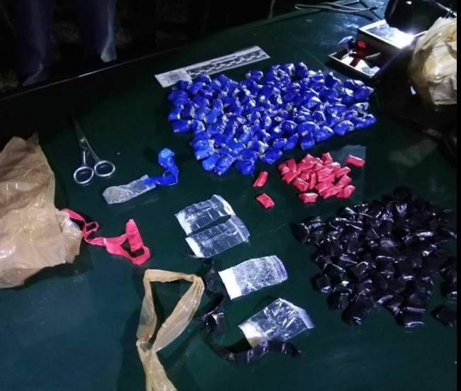 Северодонецкие патрульные обнаружили наркотики у одного из пассажиров автомобиля, которым управлял нетрезвый водитель.