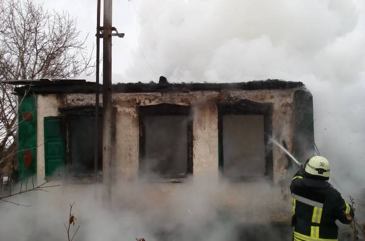 Вчера, 26 февраля, в 14:56 в Службу спасения поступило сообщение о пожаре в частном жилом секторе на ул. Светличная в с. Нырково Попаснянского района.