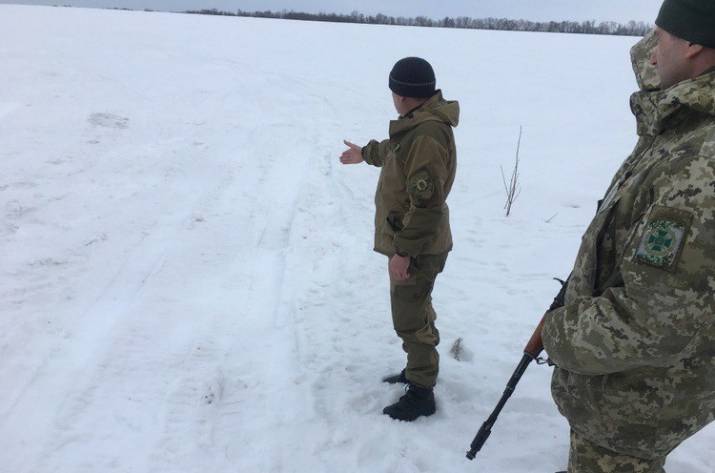 На Луганщине российские контрабандисты сбежали от пограничников на снегоходах