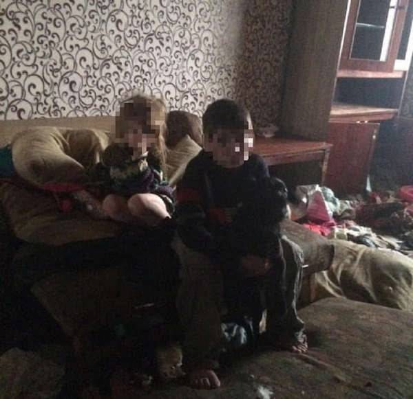 Правоохранители Рубежного совместно с сотрудниками социальных служб изъяли у матери детей, проживающих в ненадлежащих условиях. Об этом сообщает пресс-служба Патрульной полиции Луганской области.