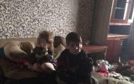 Правоохранители Рубежного совместно с сотрудниками социальных служб изъяли у матери детей, проживающих в ненадлежащих условиях. Об этом сообщает пресс-служба Патрульной полиции Луганской области.