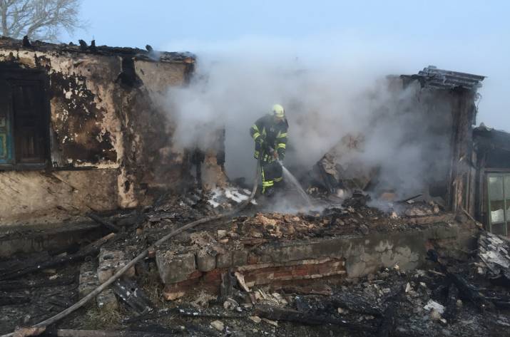 Сегодня, 4 марта, в 2:13 в Службу спасения поступило сообщение о пожаре в частном жилом доме по ул. Садовая в с. Дуванка Троицкого района.