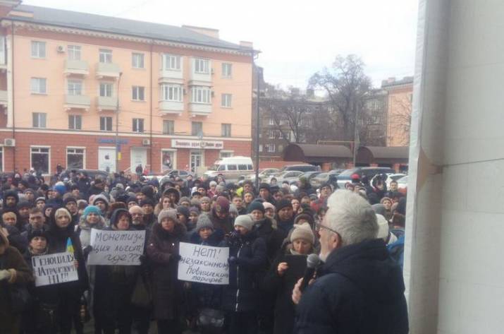 Жители Мариуполя вышли на акцию протеста против повышения тарифов на проезд в общественном транспорте. Об этом сообщает информационное агентство