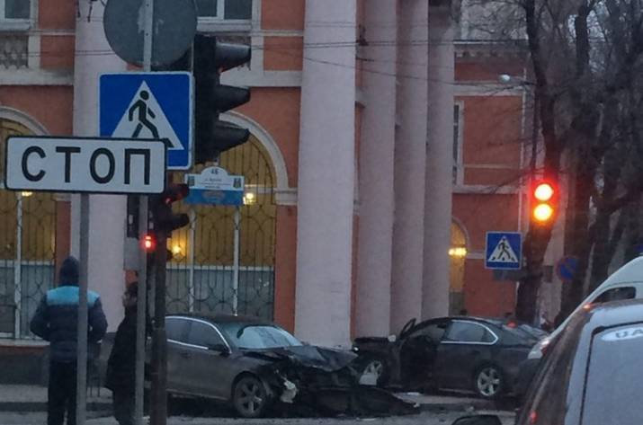 В оккупированном Донецке произошло столкновение двух легковых автомобилей. Об этом сообщает так называемое
