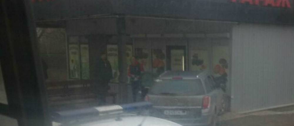 В Донецке автомобиль врезался в остановку (фото)