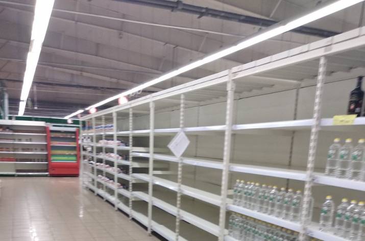 Сухари, яйца и уксус: в сети показали ассортимент когда-то успешного донецкого супермаркета