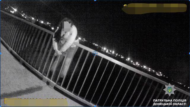 Анонимный заявитель сообщил полицейским о том, что на мосту по проспекту Металлургов в Мариуполе находится девушка, которая перелезла через перила и намерена прыгнуть в реку.