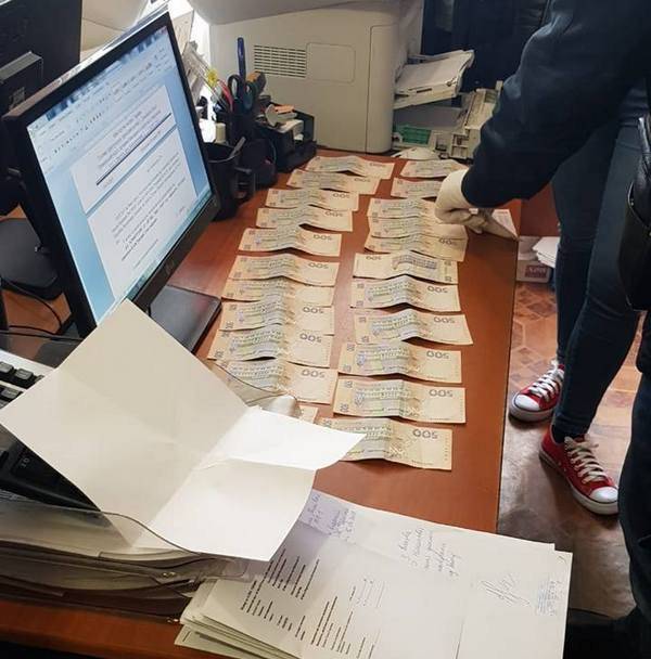 В Мариуполе главный государственный исполнитель Приморского отдела государственной исполнительной службы уличена в получении взятки. Об этом сообщает пресс-служба прокуратуры Донецкой области.