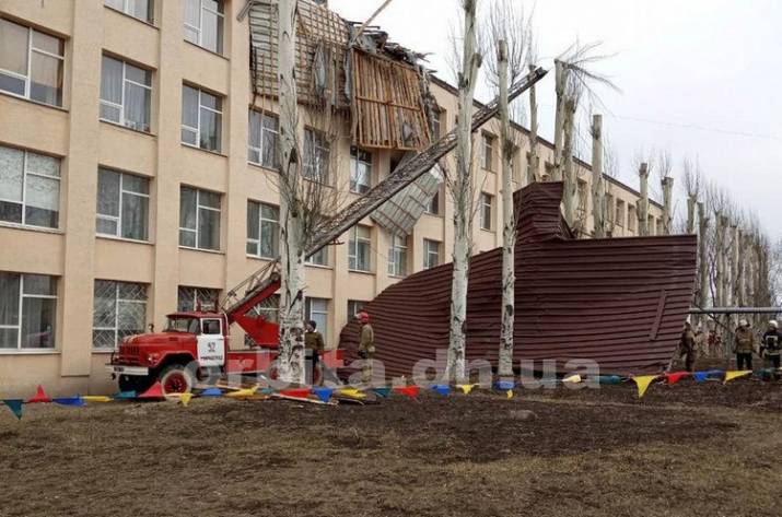 В Мирнограде разыгравшаяся буря снесла часть крыши одной из школ города. Об этом сообщает телеканал 