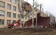 В Мирнограде разыгравшаяся буря снесла часть крыши одной из школ города. Об этом сообщает телеканал