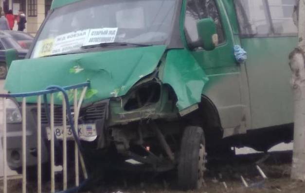В Луганске маршрутка попала в ДТП