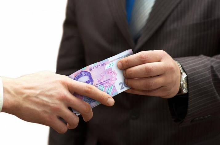 Военная прокуратура Луганского гарнизона направила в суд дело по обвинению против 23-летнего чиновника пограничного отряда по факту вымогательства и получения неправомерной выгоды. Об этом сообщает пр