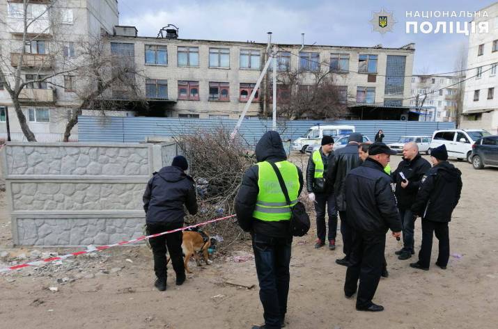 Полицейские получили анонимное сообщение о том, что за магазином «Радуга», расположенном по ул. Менделеева в городе Рубежное, на помойке обнаружен труп новорожденного ребенка.