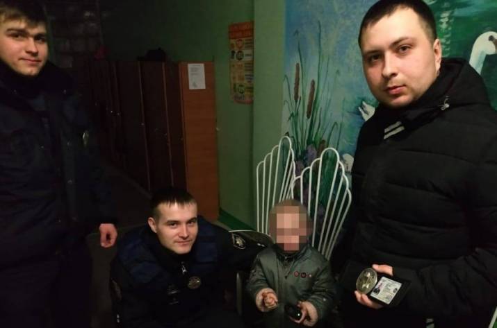 Вчера, 16 марта, вечером в Лисичанский отдел полиции позвонила местная жительница и сообщила, что 61-летняя сваха выгнала из квартиры 4-летнего внука, местонахождение которого неизвестно.