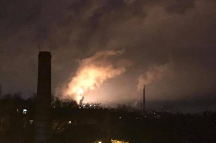 Жители Мариуполя в соцсетях сообщают о пожаре на заводе 