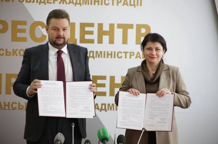 В Луганской области планируют построить реабилитационный центр для ветеранов АТО/ООС. Об этом заявил исполняющий обязанности председателя ЛОВГА Сергей Филь во время подписания Меморандума о сотрудниче