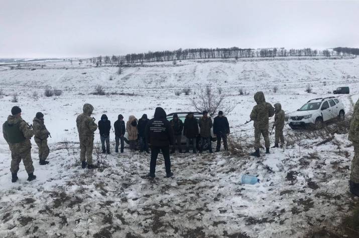 Прикордонниками Луганського загону на кордоні з Росією затримано групу незаконних мігрантів – громадян Індії та В’єтнаму.