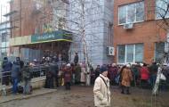 В Станице Луганской в государственных учреждениях и АО «Ощадбанк» увеличились очереди из-за слухов, которые активно распространяют на оккупированной территории Луганщины.