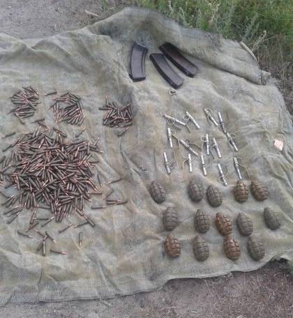 Новоайдарский районный суд вынес приговор военнослужащему из Сумской области, который продавал оружие из зоны ООС. Об этом сообщает пресс-центр СБУ.