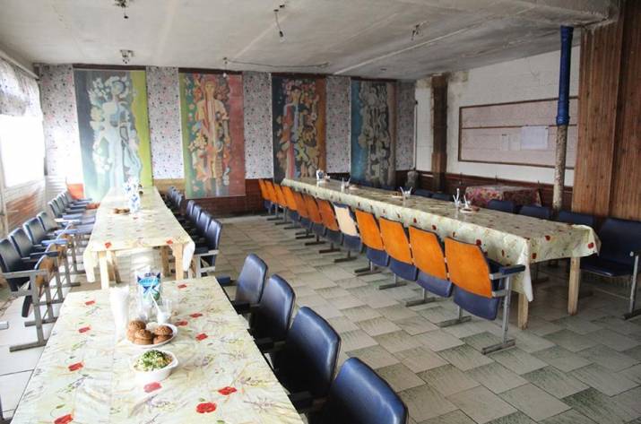 Военный журналист Тарас Грень рассказал на своей странице в Facebook о том, в каких условиях ежедневно питаются украинские военнослужащие на передовой. За небольшой промежуток времени в помещении од