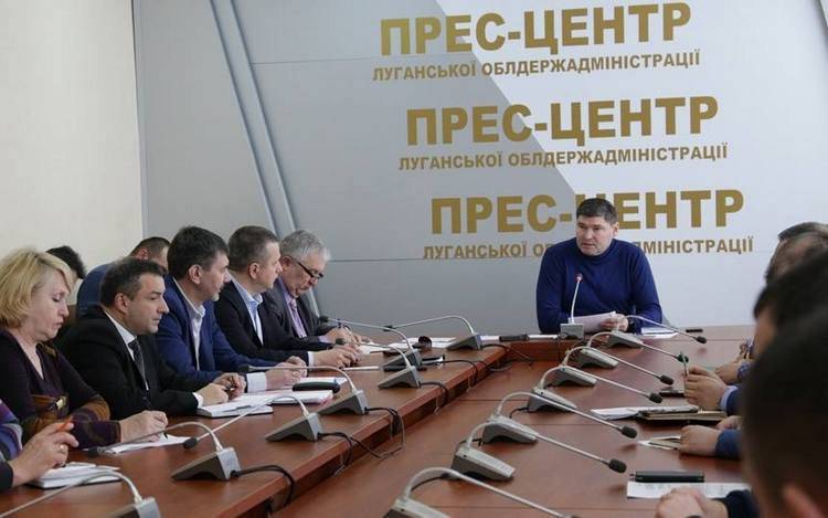 Луганская областная военно-гражданская администрация обратится к премьер-министру Владимиру Гройсману и СНБО по поводу возможного обесточивания шахт. Об этом на заседании региональной комиссии по вопр