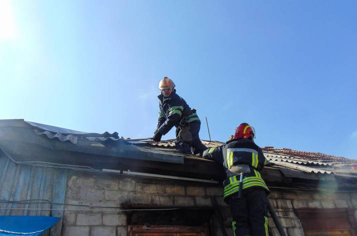 Вчера, 19 марта, в 10:09 в Службу спасения поступило сообщение о пожаре в жилом доме в Лисичанске, по ул. Курячего.