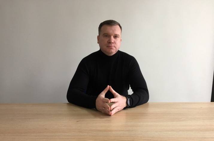 Депутат Рубежанского городского совета Денис Денищенко во время видео-конференции на 