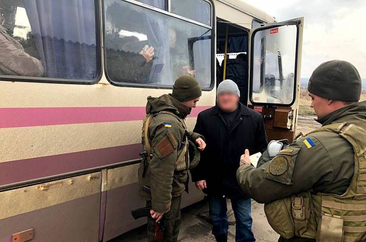 На одному з блокпостів на Луганщині затримали чоловіка, який воював проти України.