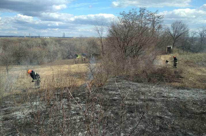 За минувшие сутки спасатели Луганщины пять раз выезжали на тушение сухой травы, камыша и мусора.