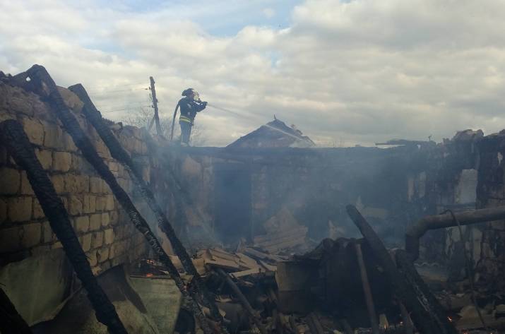За минувшие сутки на территории Станично-Луганского района случилось два пожара.