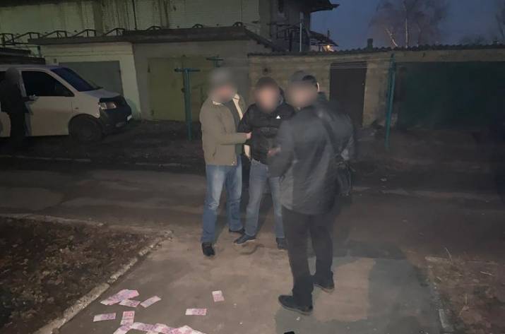 На Луганщине следователи Государственного бюро расследований задержали оперативного уполномоченного Управления защиты экономики в Луганской области и работника Лисичанского отдела полиции при получени