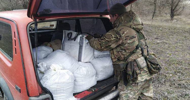 В Трёхизбенке пограничники из состава Объединенных сил пресекли попытку контрабанды на оккупированную территорию через Северский Донец. Об этом сообщает штаб ООС.