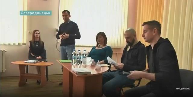 Пятеро украинских писателей прочитали свои произведения жителям Северодонецка. Об этом сообщает телеканал телеканал