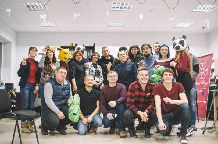 Молодь приходить до бібліотеки, одягає навушники, під’єднується до ефіру радіо «Сковорода». На радіохвилях опиняється Сергій Жадан, говорить про українську культуру, читає нову поезію. Далі – мікс укр