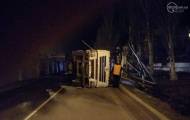 В Мариуполе перевернулась фура с металлом. Об этом сообщает сайт 