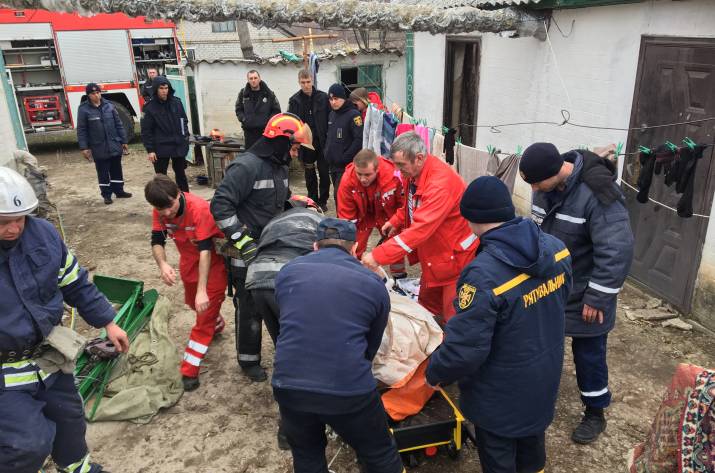 На Луганщині надзвичайники врятували жінку зі смертельної пастки