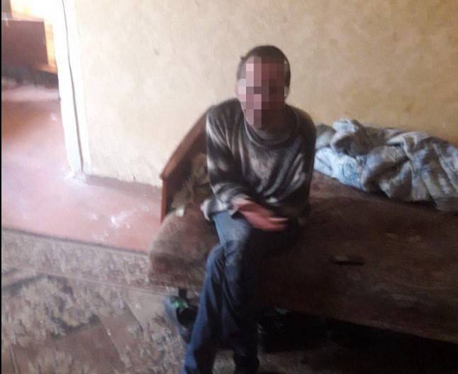 Полицейские получили сообщение о том, что в Рубежном мужчина нанес ножевое ранение своему товарищу. Пострадавшего каретой скорой помощи доставили в больничное учреждение.