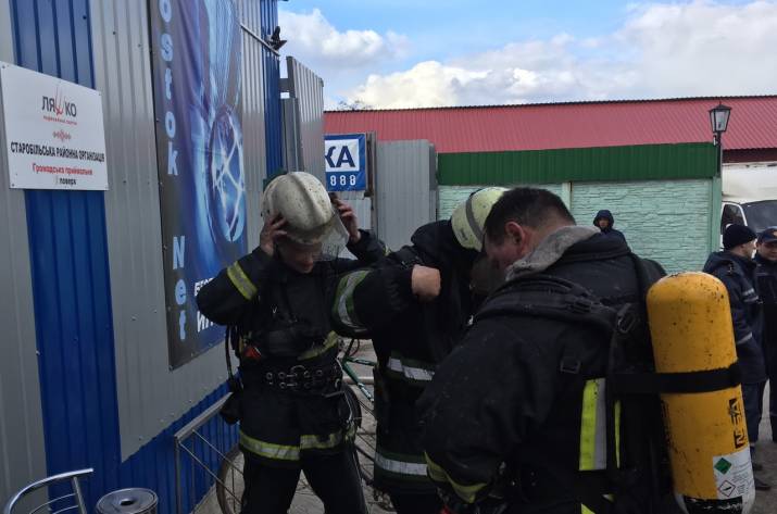 По состоянию на 15:00 в Старобельске продолжается ликвидация пожара на площади 95 кв. м.