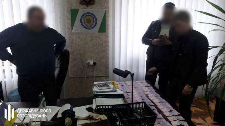 Начальника Главного управления Государственной службы по вопросам труда в Луганской области уличен в требовании взяток от угольных предприятий. Об этом сообщает пресс-служба Государственного бюро расс