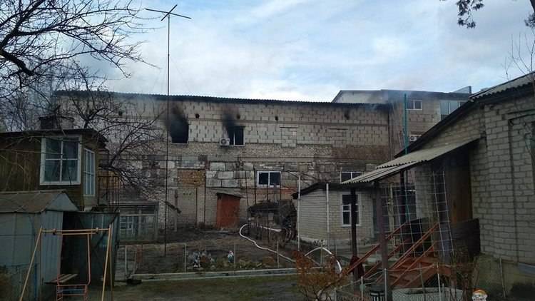 Из-за сильного пожара в торгово-развлекательном центре Старобельска сгорели два помещения. Об этом сообщает издание 