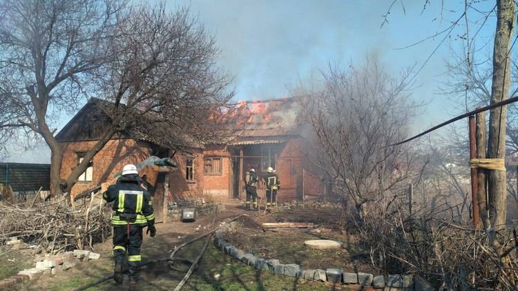 В одном из жилых домов Славянска произошел пожар. Об этом сообщает Главное управление ГСЧС в Донецкой области.