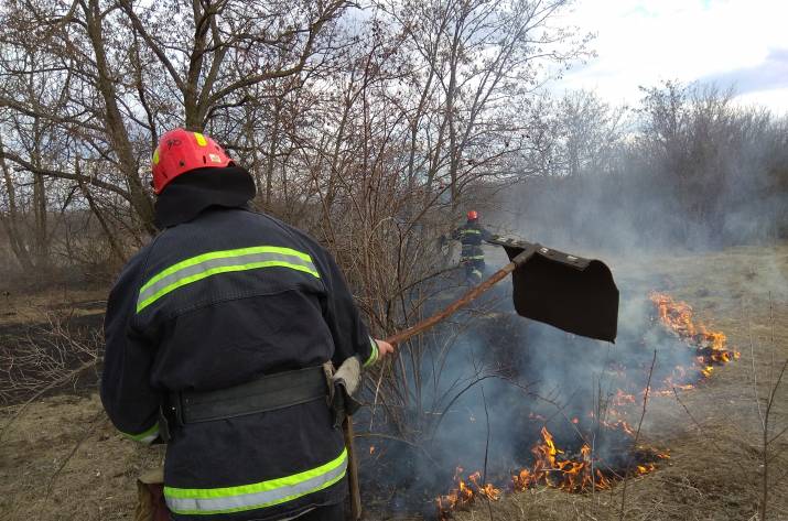 За прошедшие сутки, 29 марта, спасатели Луганщины осуществили 13 выездов на ликвидацию возгорания сухой травы и веток на открытой территории, общей площадью 7,27 га.