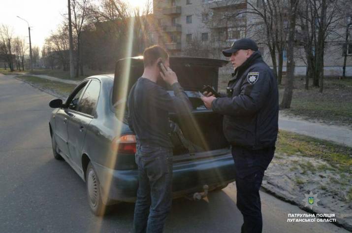 Вчера, 30 марта, в одном из сообществ социальной сети Facebook появилось видео, на котором видно, что в Северодонецке водитель припарковал свой автомобиль с нарушением ПДД, а именно - на пешеходном пе