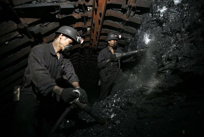 В Донецкой и Луганской областях обесточены основные угольные предприятия. Об этом на своей странице в Фейсбуке сообщил глава