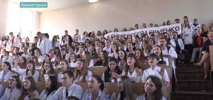 В Краматорске студенты Донецкого национального медицинского университета провели акцию протеста с требованием восстановить в должности уволенного ректора Александра Герасименко. Об этом сообщает телек
