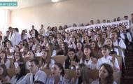 В Краматорске студенты Донецкого национального медицинского университета провели акцию протеста с требованием восстановить в должности уволенного ректора Александра Герасименко. Об этом сообщает телек