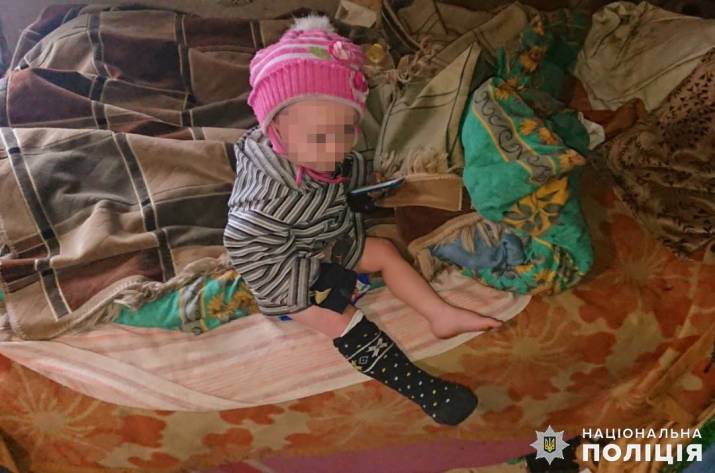 Сегодня, 3 апреля, в Станично-Луганском районе из семьи изъяли полуторагодовалую девочку, которую мать оставила в доме со своим нетрезвым братом.