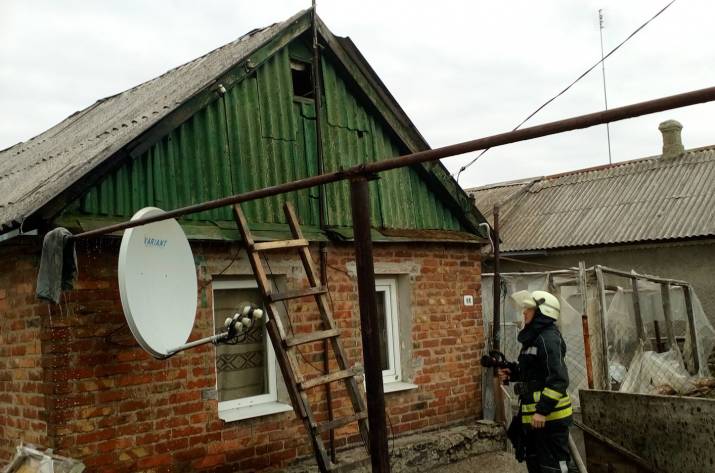 Вчера, 4 апреля, в 16:04 в Службу спасения поступило сообщение о возгорании жилого дома в Станице Луганской, по ул. Маяковского.